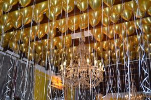 Cómo decorar con globos dorados