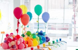 Cómo decorar un centro de mesa con globos
