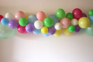 Cómo decorar con una guirnalda de globos