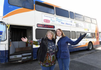 Dos mujeres transforman un autobús en un refugio para sintecho
