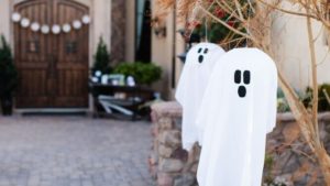 Cómo decorar con fantasmas colgantes en Halloween